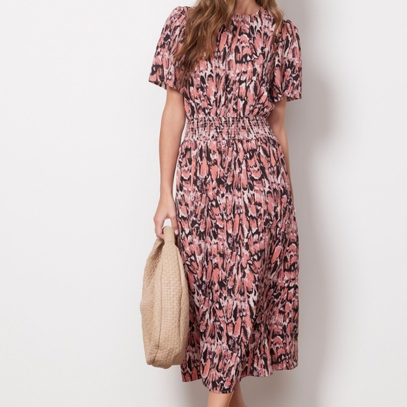 Evereve Alana Smocked Lightweight Pockets Midi Dress in Multi Pattern - Picture 2 of 15
